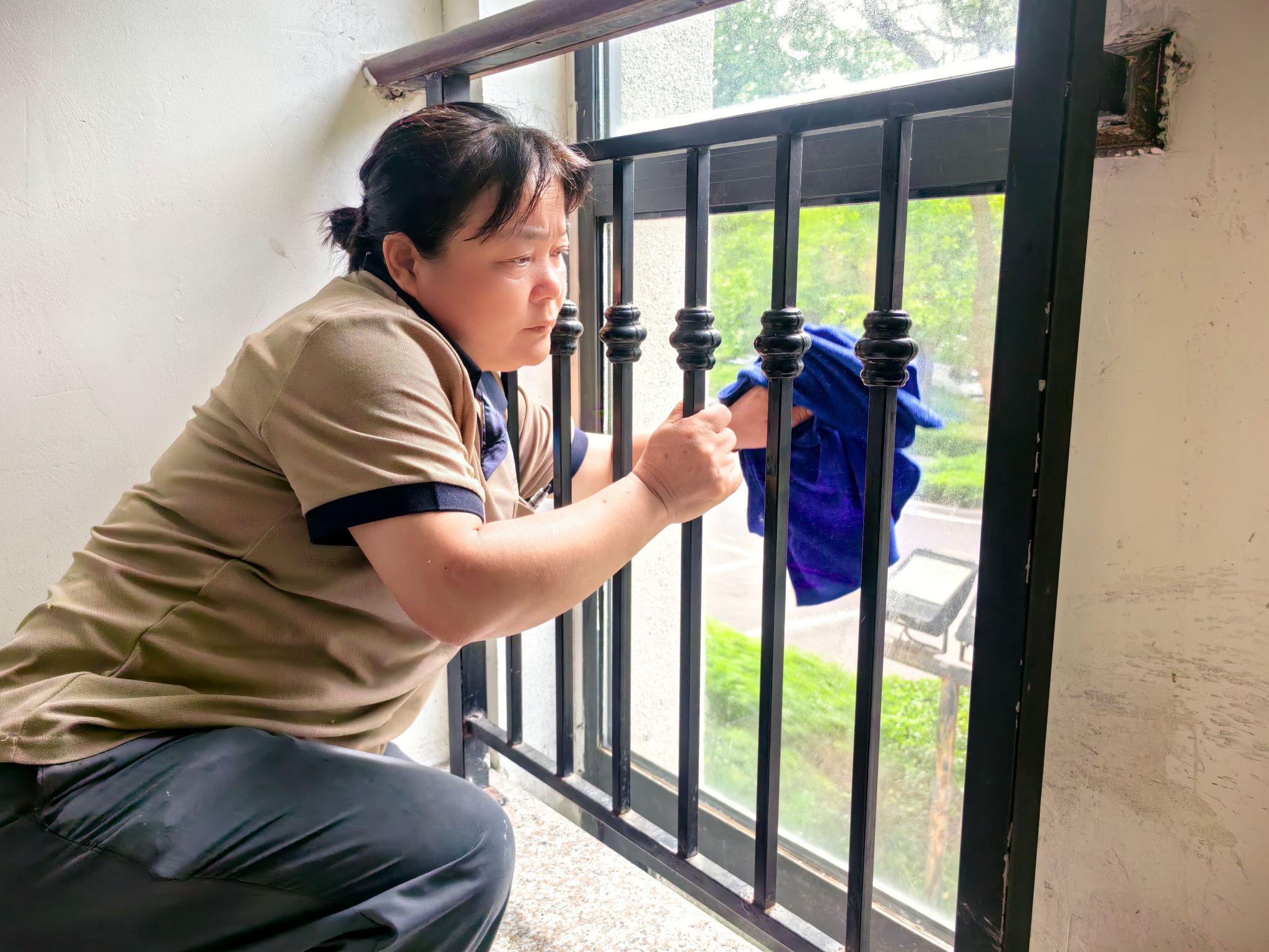 室内楼道玻璃擦拭.jpg